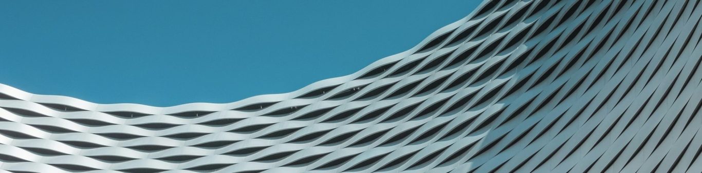 Ein wellenförmiges Muster aus horizontalen und vertikalen Linien in Blau und Grau.