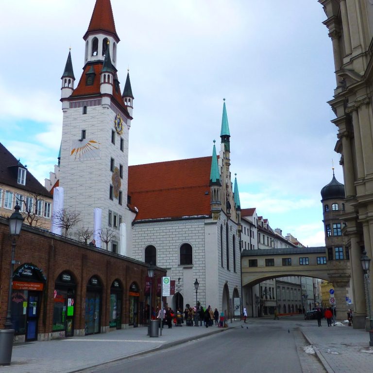 Spielzeugmuseum München vom Viktualienmarkt aus